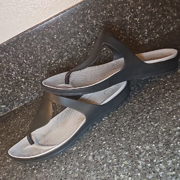 CROCS Women's Olive Green and Cream Thong Sandals - Picture 4 of 6